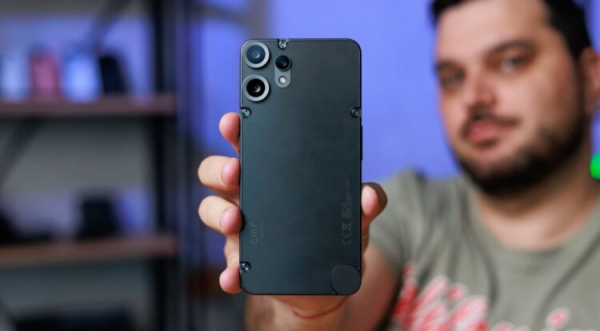 Phone 2 Pro — самый доступный смартфон для входа в экосистему Nothing. Фото.