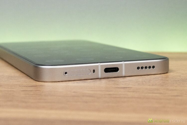 Естественно зарядка через универсальный USB Type-C. Фото.