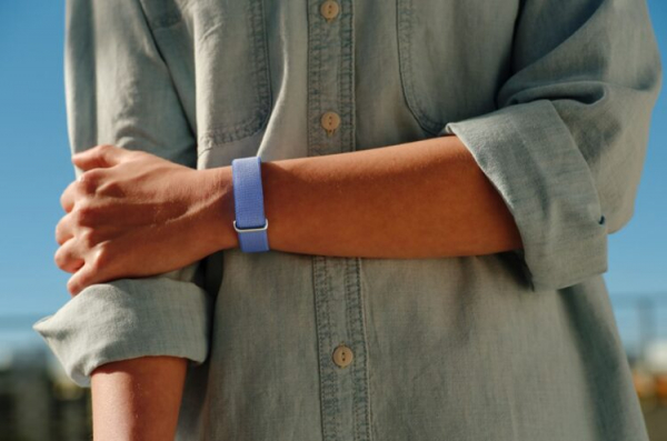 FitBit Air — простой браслет на каждый день без лишних функций. Фото.
