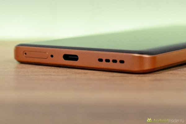 Естественно, зарядка через USB Type-C. Фото.