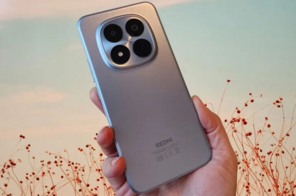 У Redmi дизайн более выдающийся, почти что флагманский. Фото.