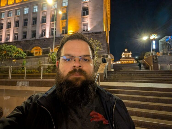 Вечернее селфи на Pixel 9 Pro. Фото: gsmarena.com. Фото.