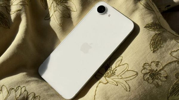 Если хотите купить долговечный смартфон, вам точно нужно присмотреться к iPhone 17e. Фото.