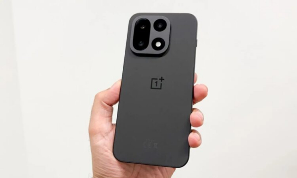 Таким был OnePlus 15, а внешность нового OnePlus 16 пока не раскрывается. Изображение: soyacincau.com. Фото.