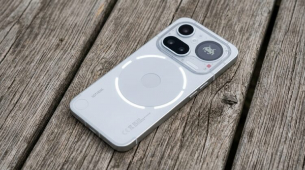 После iPhone 15 ощущается здоровым, но зато экран — загляденье. Фото.