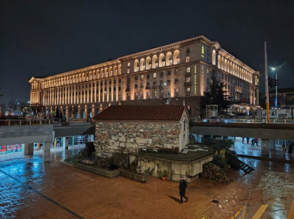 Фото на основную камеру ночью. Изображение: gsmarena.com. Фото.