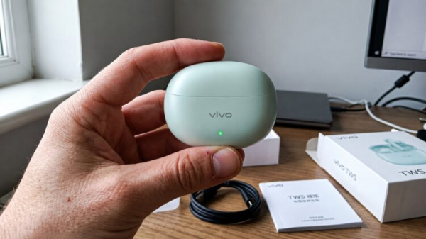 Кейс новых наушников vivo Buds. Фото.