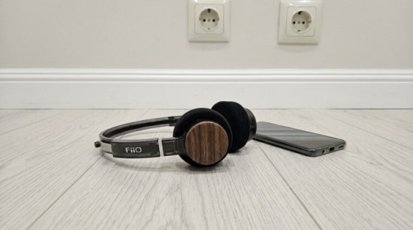 Накладные наушники FiiO EH11 рядом со смартфоном на полу. Фото.