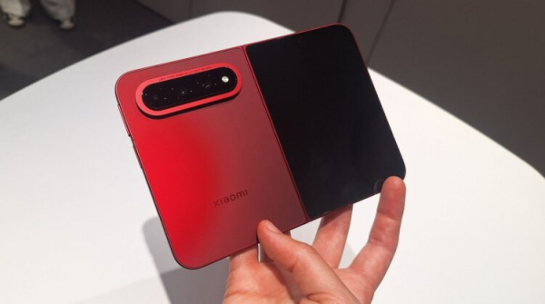 Наверное, самая крутая новинка сезона от Xiaomi. Тот же Айфон, только в профиль. Фото.