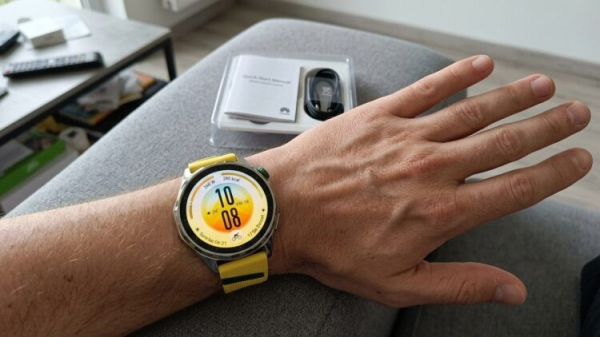 Жёлтые HUAWEI Watch GT 7 (46 мм) на запястье. Фото.