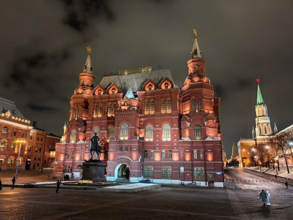 Можно воспользоваться ночным режимом. Но важно проверить качество, ведь он иногда ошибается.