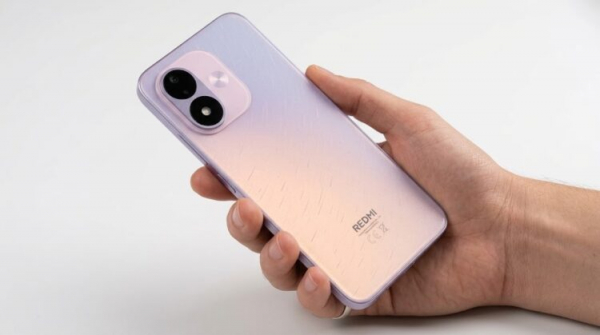 Смартфон REDMI Note 17 в руке. Фото.
