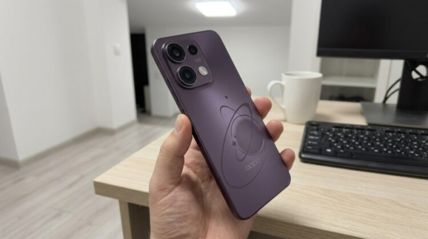 Смартфон Oppo Reno16 F с двойной камерой в руке