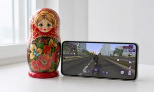 Игра «Матрёшка РП» на смартфоне и деревянная матрёшка