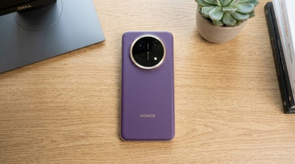 Фиолетовый HONOR X9e Pro лежит на столе