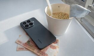 Смартфон Xiaomi, пятитысячные купюры и лапша
