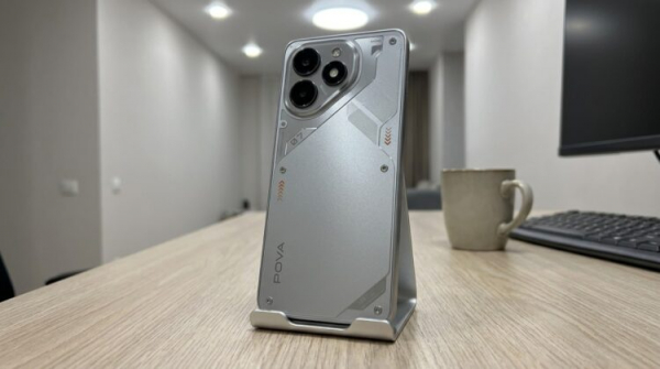 Смартфон Tecno Pova на подставке, вид сзади