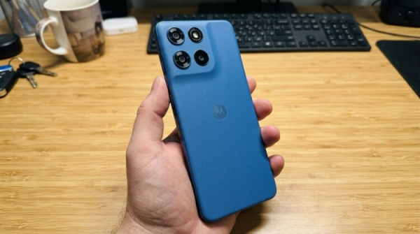 Смартфон Motorola в руке, вид сзади