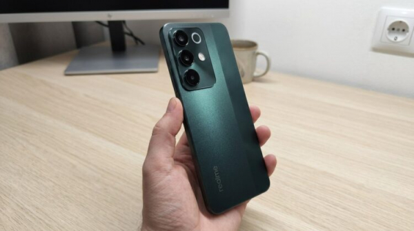 Смартфон Realme в руке, блок камер на задней панели