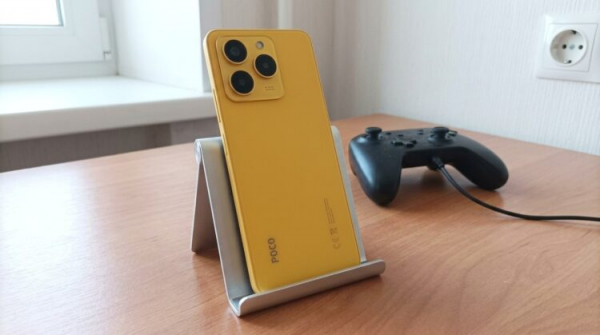 Смартфон Poco X8 Pro Max на подставке