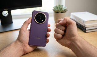 Смартфон HONOR X9e Pro в руке