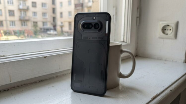 Задняя панель смартфона Nothing Phone с прозрачным корпусом