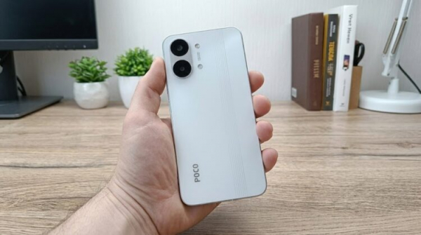 Смартфон POCO X8 Pro Max в руке
