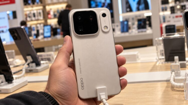 Продвинутый OPPO Find X10 Pro Max в руке