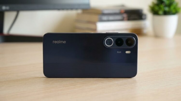 Смартфон realme P4x лежит на столе