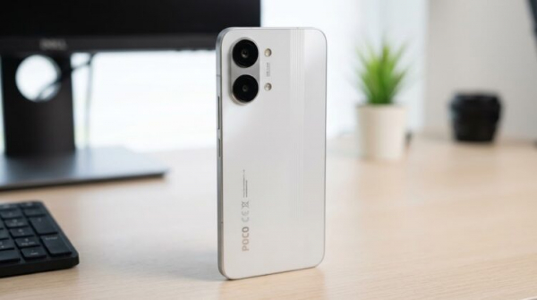 POCO X8 Pro стоит на столе