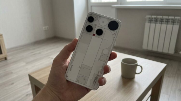 Смартфон Nothing Phone (3) с прозрачной задней панелью
