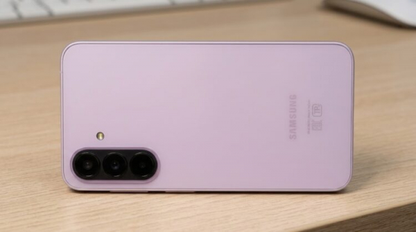Galaxy A37 лежит на столе