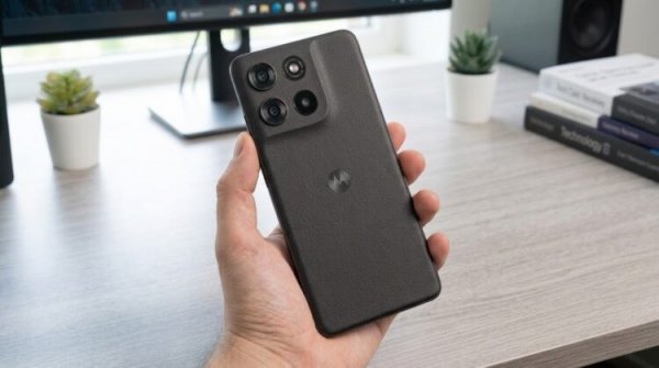 Смартфон Moto G100 Pro в руке
