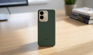 Смартфон POCO C95 Pro на столе