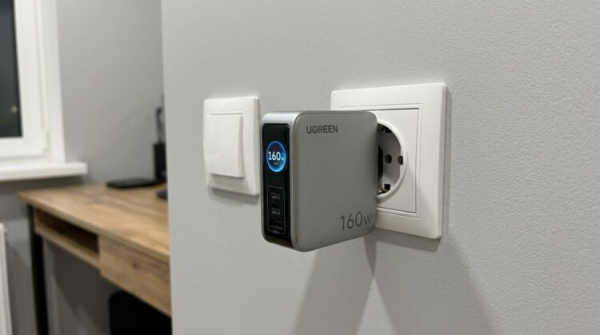 Зарядное устройство UGREEN в розетке с дисплеем мощности