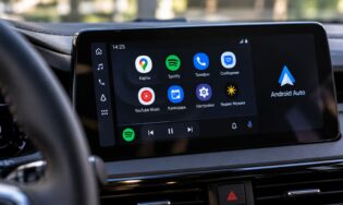 Интерфейс Android Auto в машине