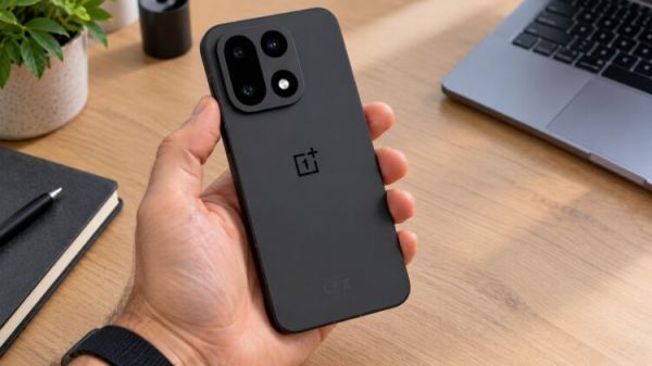 Смартфон OnePlus 15 в руке