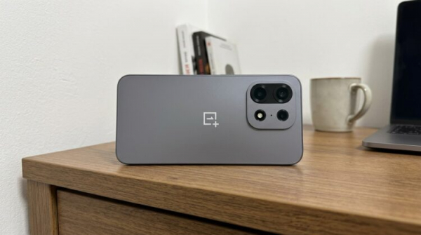 Смартфон OnePlus с блоком тройной камеры на задней панели