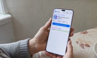 Страница MAX в RuStore на смартфоне