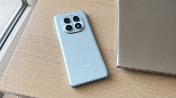 Голубой Redmi Note 15 на деревянном столе