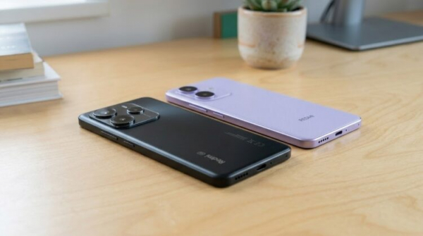REDMI Note 14 5G и REDMI Note 17 5G лежат на столе