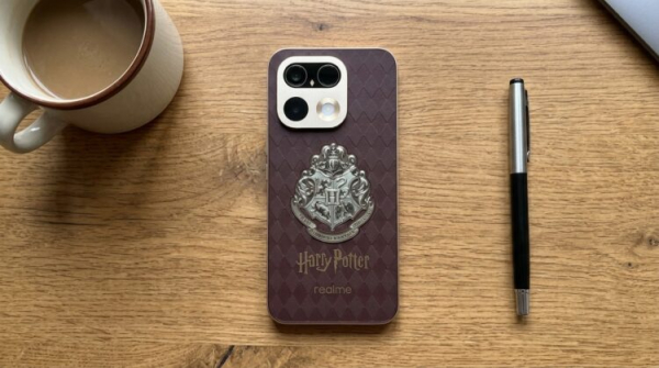 Смартфон realme в дизайне Harry Potter на книге
