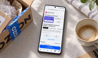 Смартфон с приложением Ozon на столе